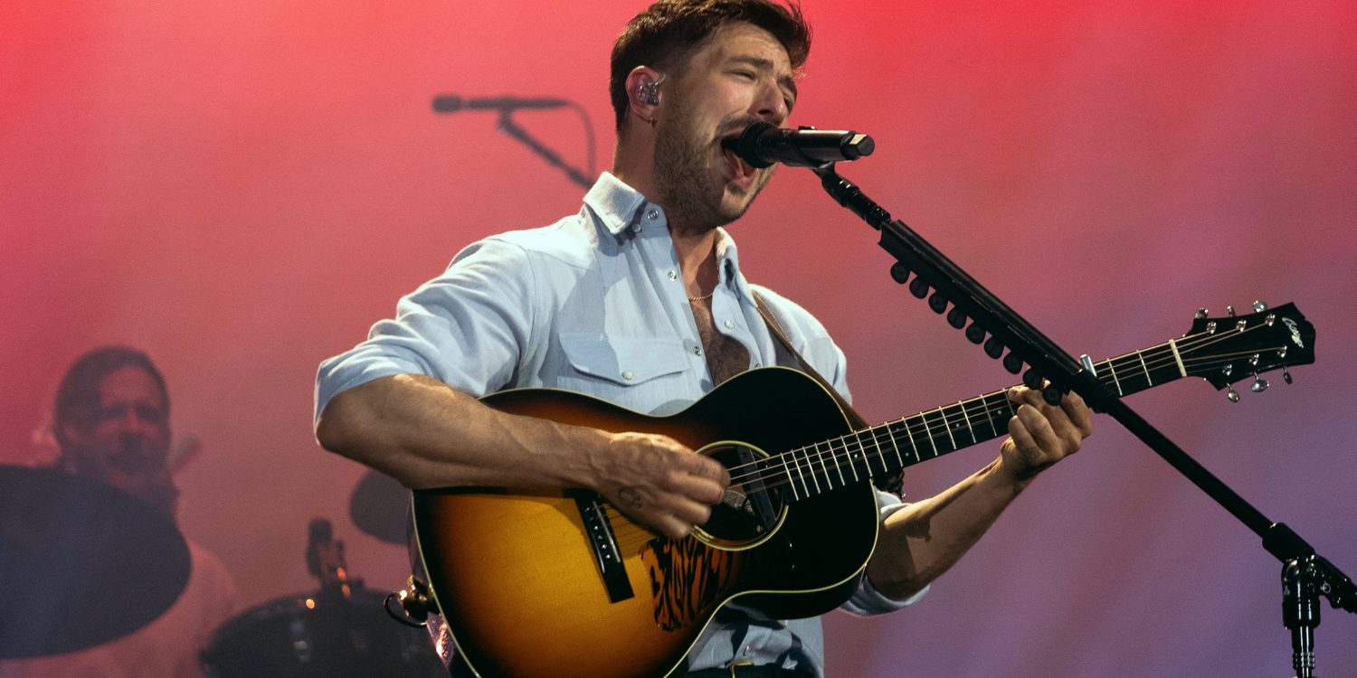 Marcus Mumford canta e toca violão durante apresentação do Mumford & Sons no Rock in Rio 2026