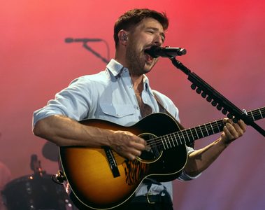 Marcus Mumford canta e toca violão durante apresentação do Mumford & Sons no Rock in Rio 2026