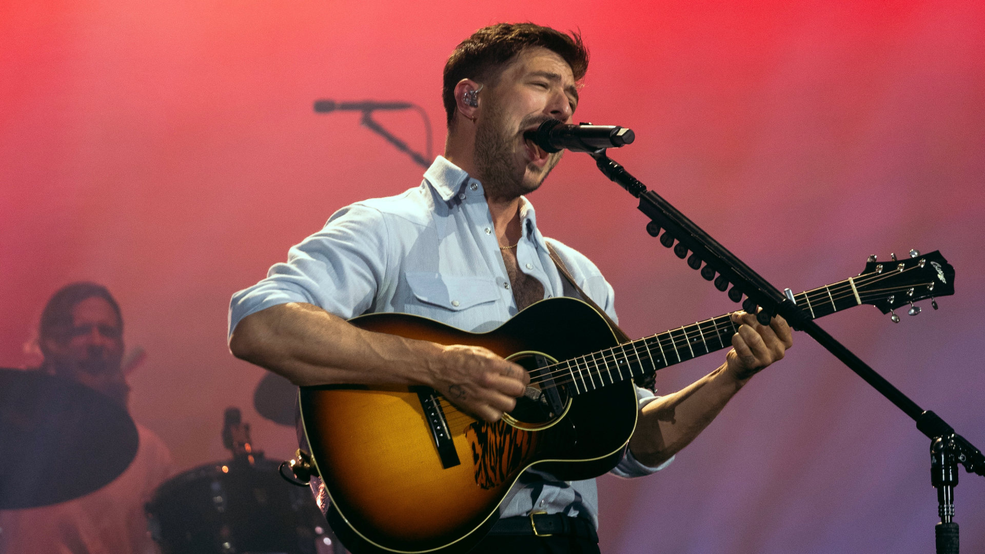Marcus Mumford canta e toca violão durante apresentação do Mumford & Sons no Rock in Rio 2026