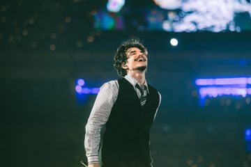 Jão durante apresentação ao vivo da turnê Memórias Póstumas
