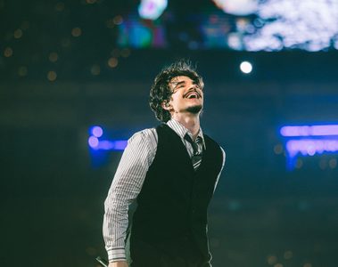 Jão durante apresentação ao vivo da turnê Memórias Póstumas