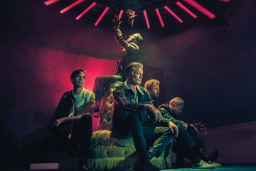 Queens of the Stone Age em foto promocional do single Where the Goth Girls At? e do álbum Perfecth