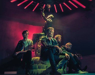 Queens of the Stone Age em foto promocional do single Where the Goth Girls At? e do álbum Perfecth