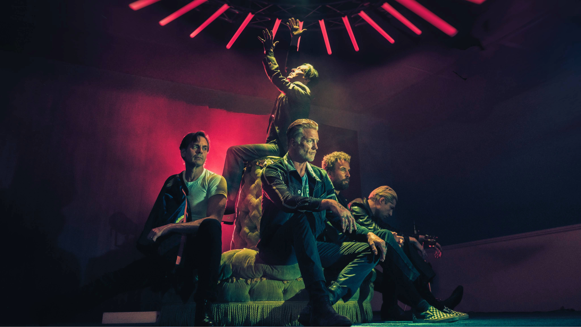 Queens of the Stone Age em foto promocional do single Where the Goth Girls At? e do álbum Perfecth