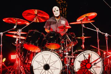 Eloy Casagrande, baterista do Slipknot, durante ação de anúncio da banda no The Town 2027