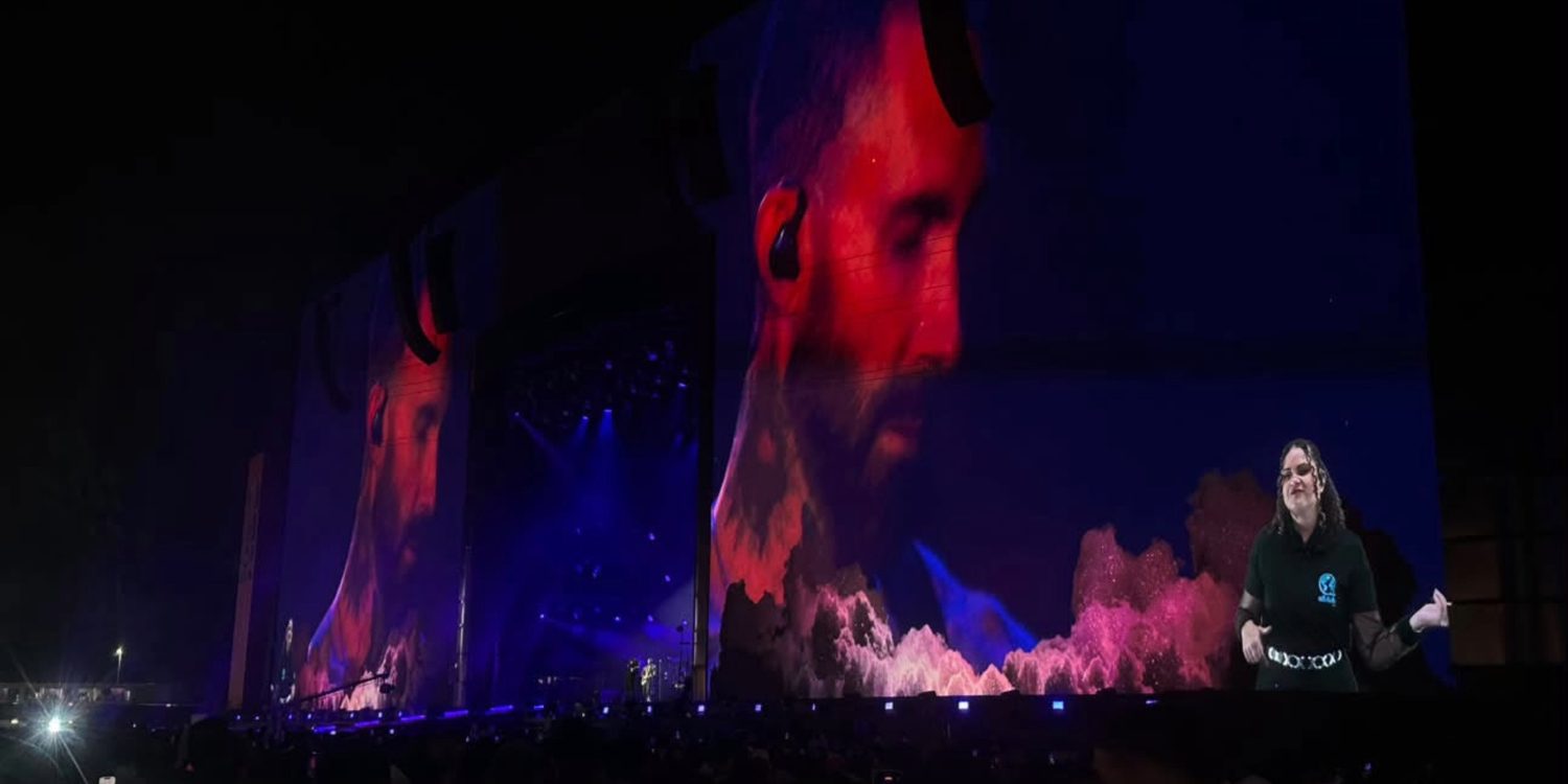 Adam Levine aparece nos telões durante show do Maroon 5 no Rock in Rio 2026