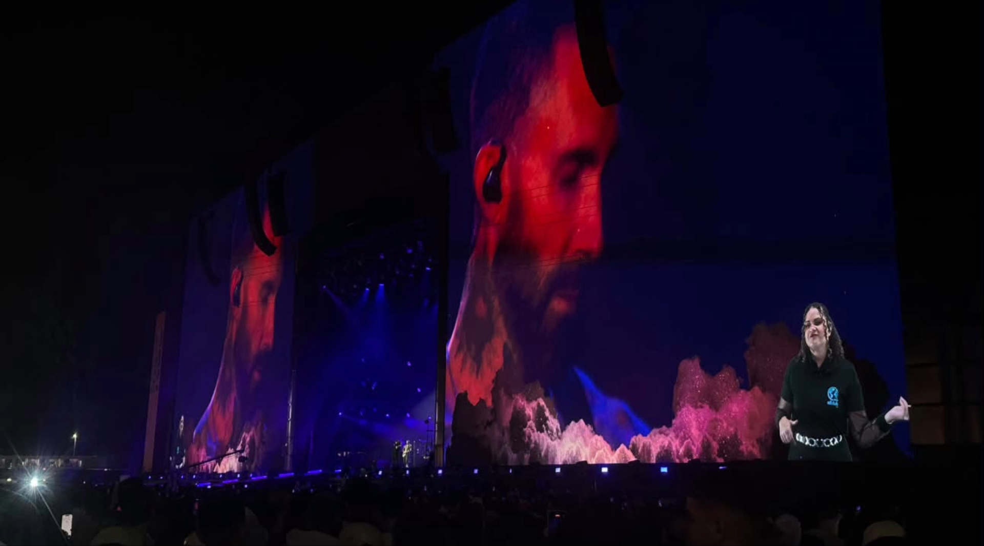 Adam Levine aparece nos telões durante show do Maroon 5 no Rock in Rio 2026