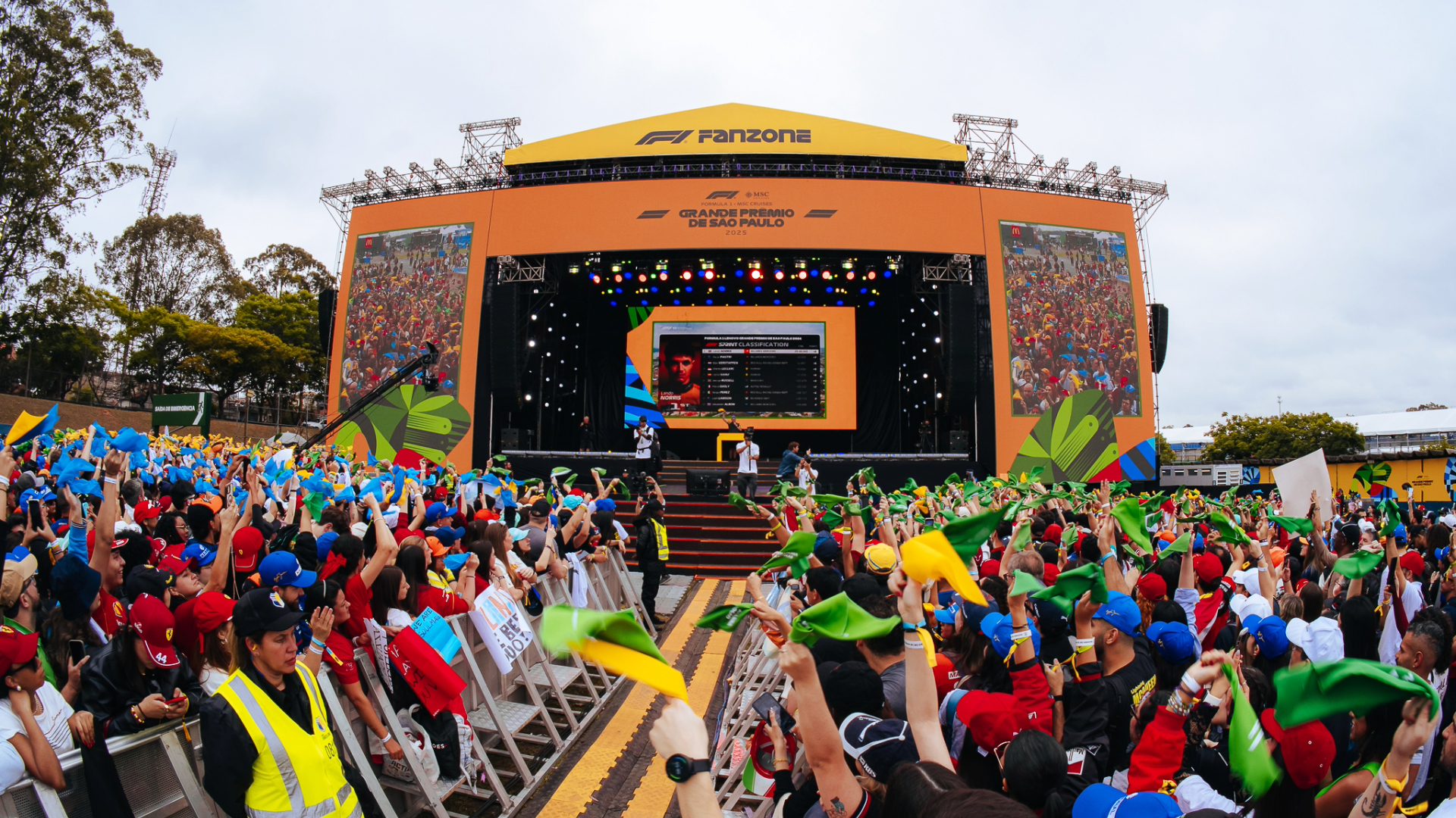 Público acompanha programação da F1 Fanzone em Interlagos durante o GP São Paulo de Fórmula 1