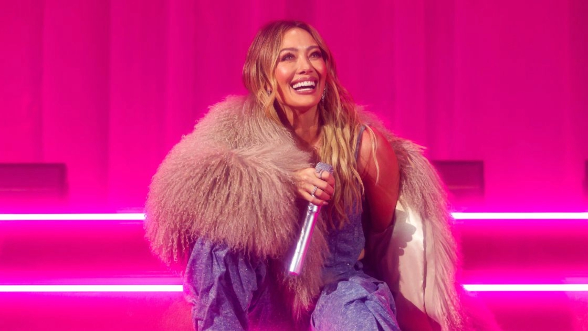 Hilary Duff durante show de estreia da turnê The Lucky Me em Londres