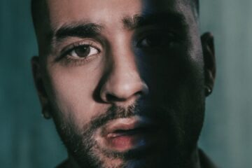 Da estreia solo à fase experimental de KONNAKOL, ZAYN construiu uma carreira marcada por amadurecimento e liberdade artística, que agora ganha os palcos em sua primeira turnê global.