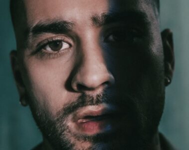 Da estreia solo à fase experimental de KONNAKOL, ZAYN construiu uma carreira marcada por amadurecimento e liberdade artística, que agora ganha os palcos em sua primeira turnê global.