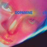 Capa do álbum Dopamine Chamber, do Fontaines D.C., com rosto em close iluminado por tons de rosa e azul e o título do disco.