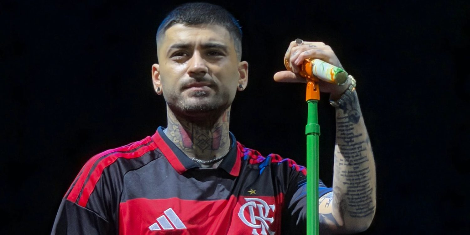 usando uma camisa do Flamengo durante seu primeiro show solo no Brasil, no Nubank Parque, em São Paulo, em 10 de outubro de 2026.