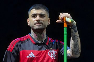 usando uma camisa do Flamengo durante seu primeiro show solo no Brasil, no Nubank Parque, em São Paulo, em 10 de outubro de 2026.