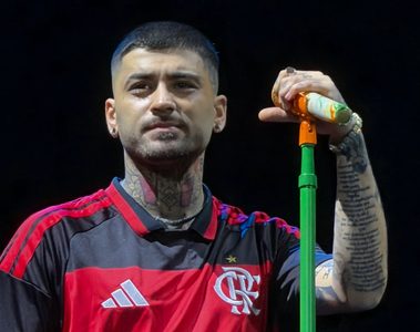 usando uma camisa do Flamengo durante seu primeiro show solo no Brasil, no Nubank Parque, em São Paulo, em 10 de outubro de 2026.