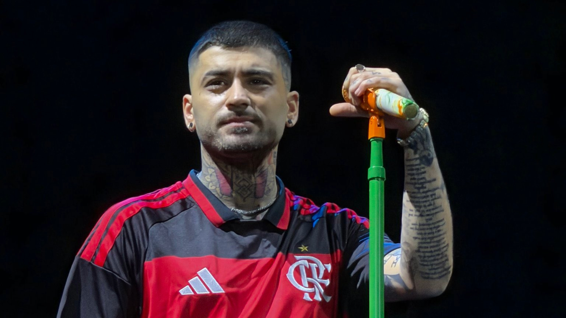 usando uma camisa do Flamengo durante seu primeiro show solo no Brasil, no Nubank Parque, em São Paulo, em 10 de outubro de 2026.