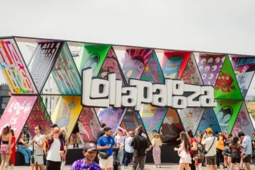 Público em frente à estrutura colorida com o logotipo do Lollapalooza Brasil durante a edição de 2026.