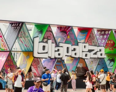 Público em frente à estrutura colorida com o logotipo do Lollapalooza Brasil durante a edição de 2026.