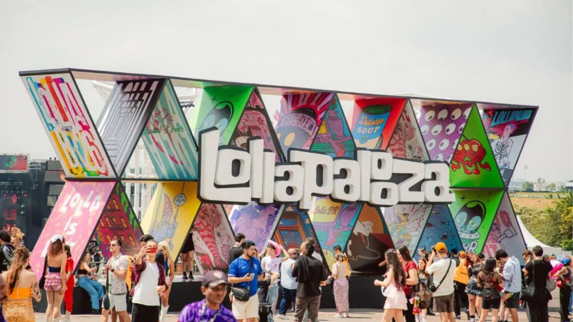 Público em frente à estrutura colorida com o logotipo do Lollapalooza Brasil durante a edição de 2026.