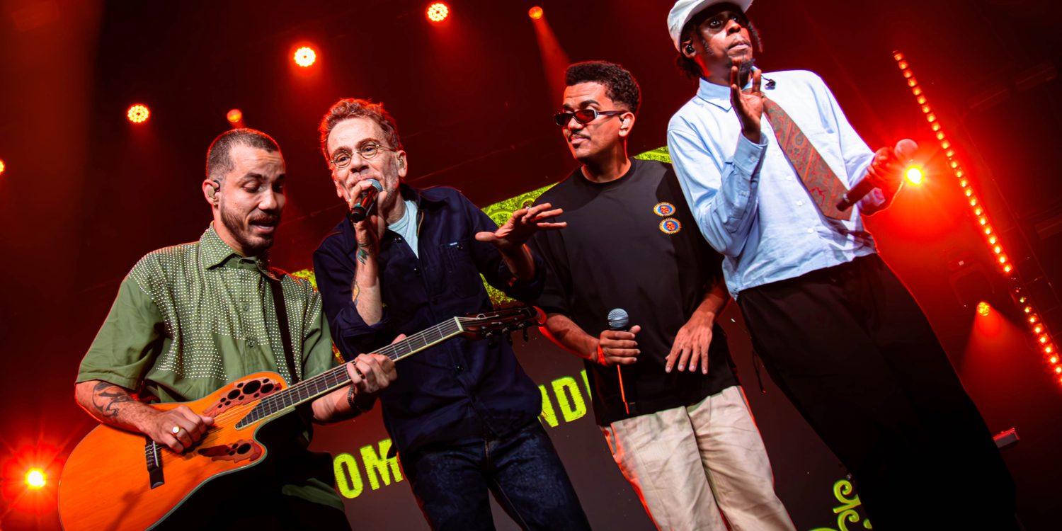 Os Garotin e Nando Reis juntos no palco durante show no Espaço Unimed, em São Paulo