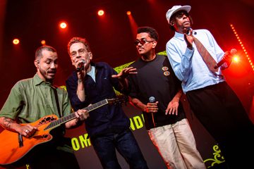 Os Garotin e Nando Reis juntos no palco durante show no Espaço Unimed, em São Paulo
