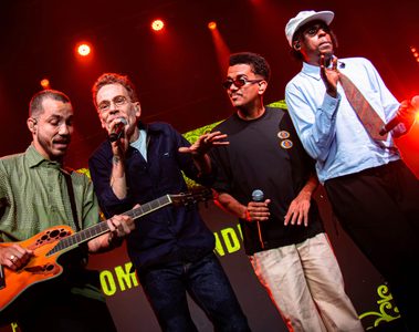 Os Garotin e Nando Reis juntos no palco durante show no Espaço Unimed, em São Paulo