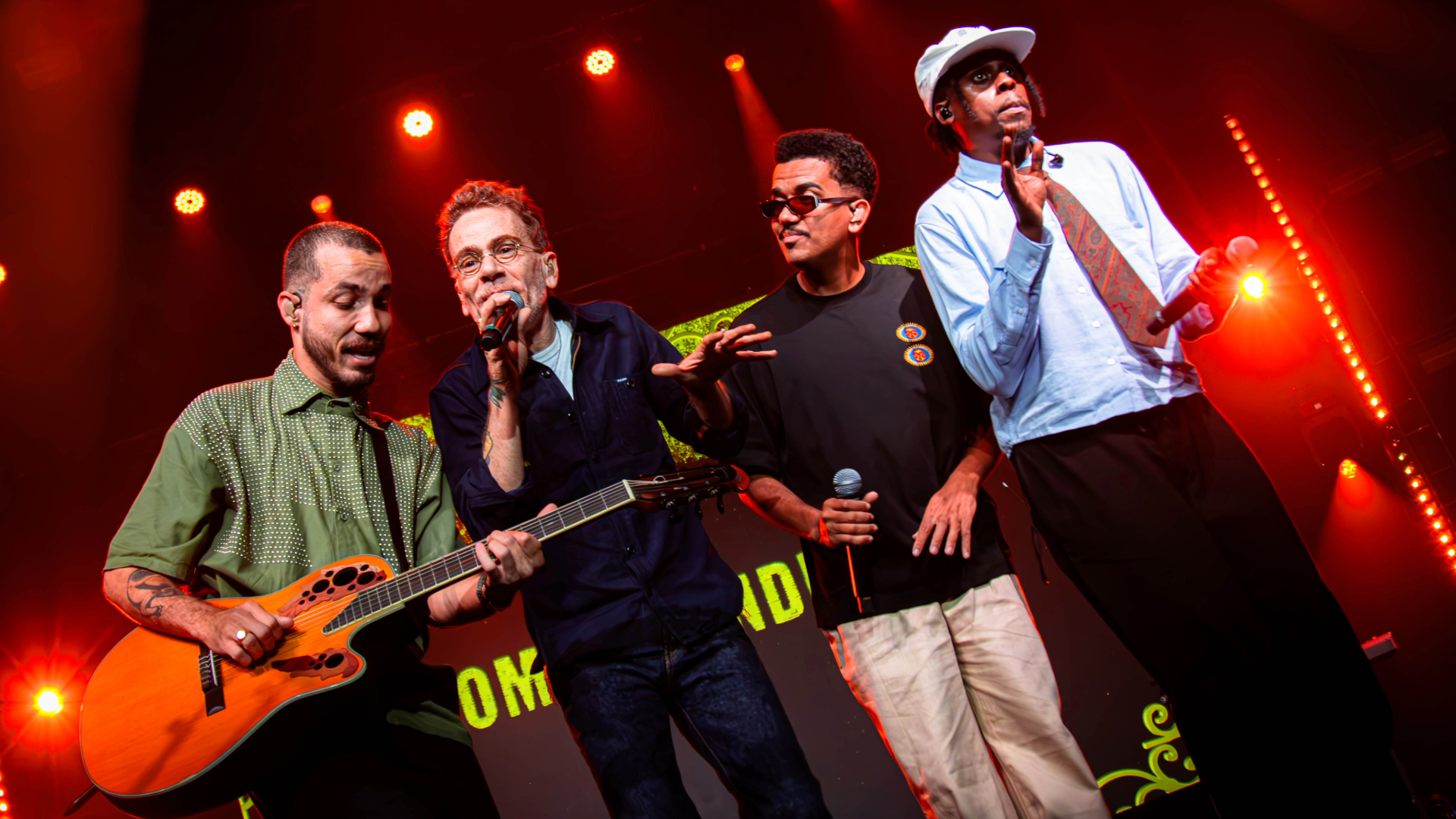Os Garotin e Nando Reis juntos no palco durante show no Espaço Unimed, em São Paulo