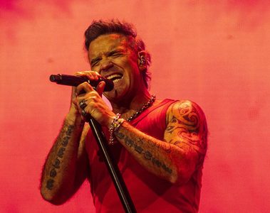 Robbie Williams cantando durante apresentação da BRITPOP Tour