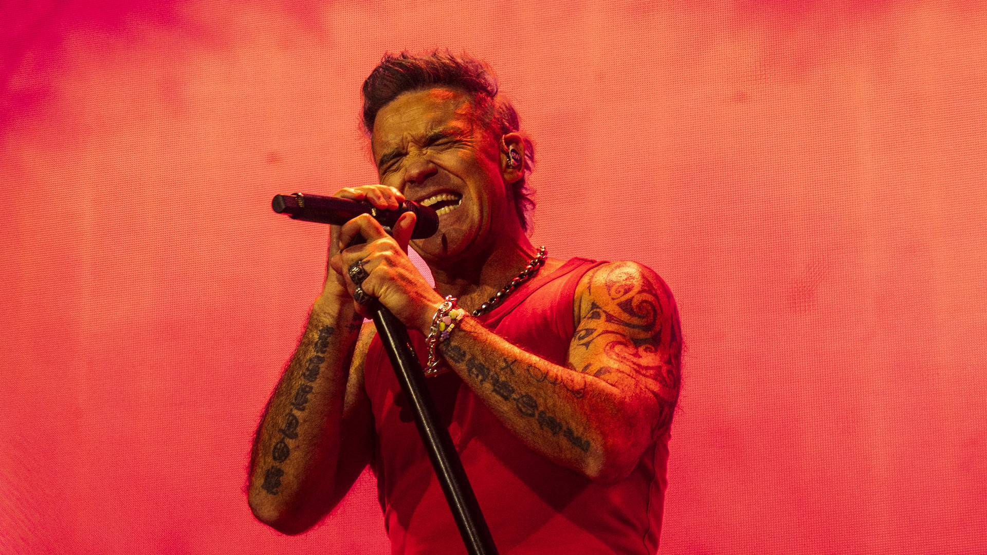 Robbie Williams cantando durante apresentação da BRITPOP Tour