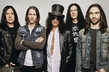 Slash e Myles Kennedy and The Conspirators em foto promocional