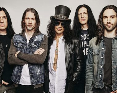 Slash e Myles Kennedy and The Conspirators em foto promocional
