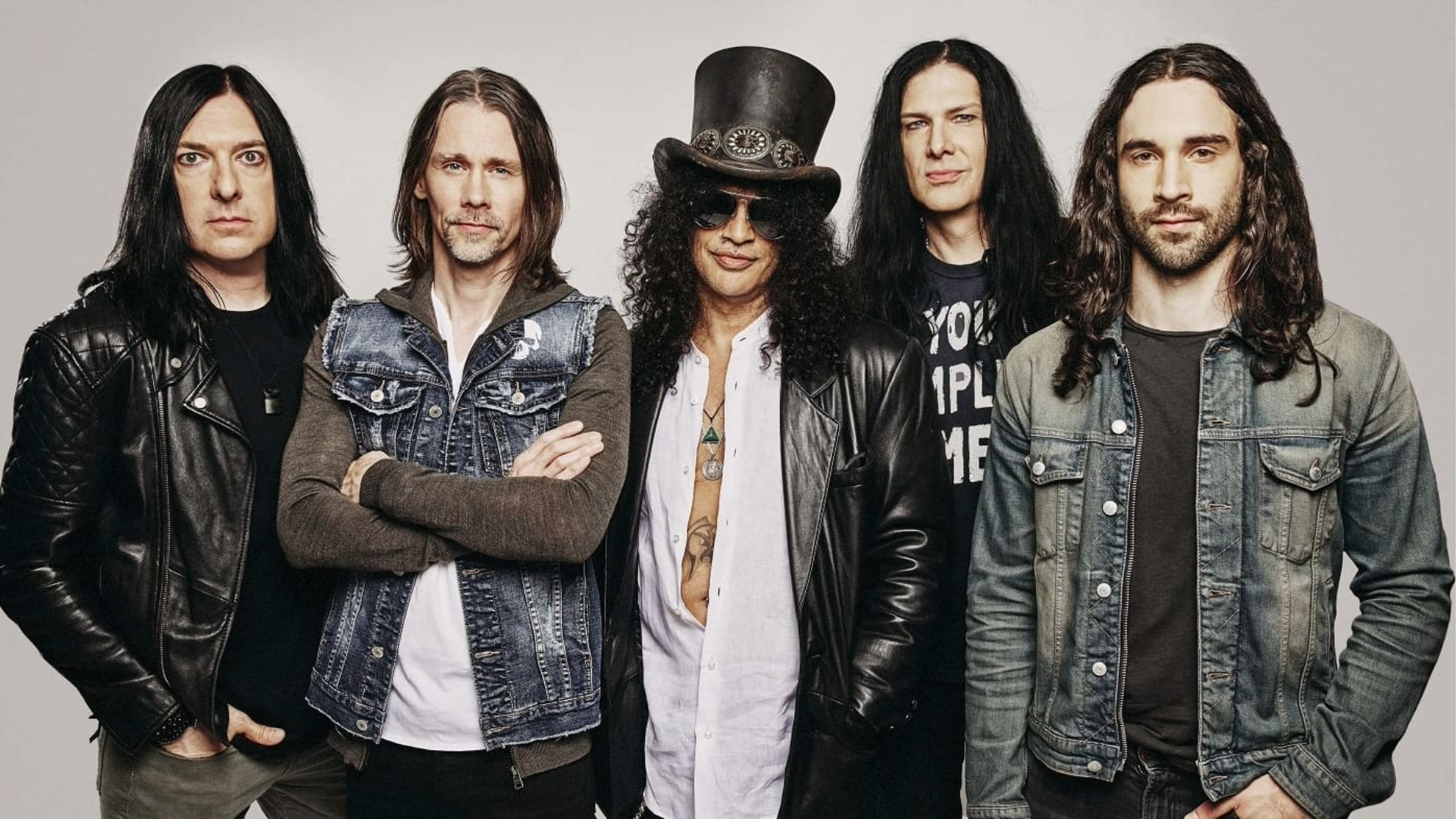 Slash e Myles Kennedy and The Conspirators em foto promocional