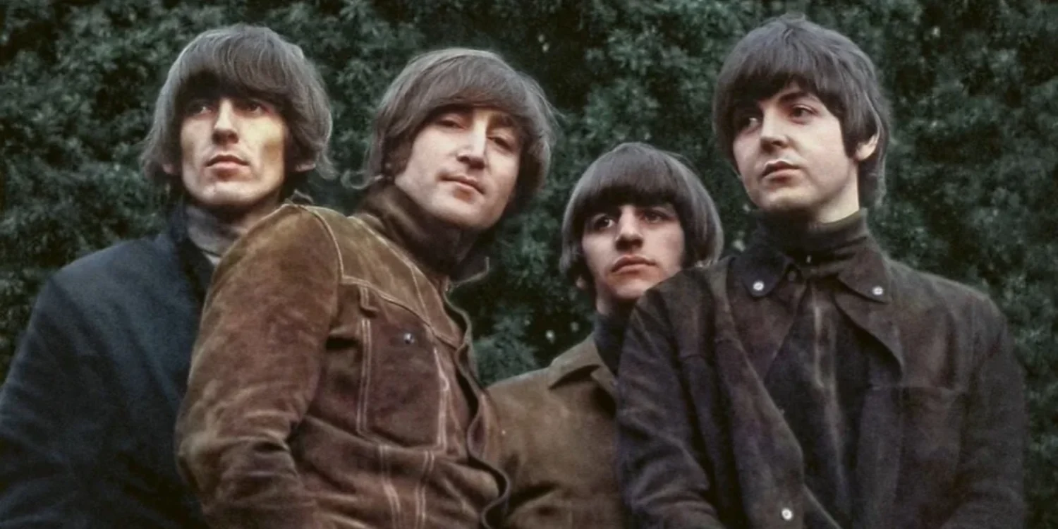 Os quatro integrantes dos Beatles posando juntos em fotografia utilizada na capa do álbum Rubber Soul, lançado em 1965.