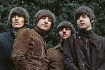 Os quatro integrantes dos Beatles posando juntos em fotografia utilizada na capa do álbum Rubber Soul, lançado em 1965.