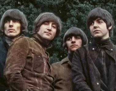 Os quatro integrantes dos Beatles posando juntos em fotografia utilizada na capa do álbum Rubber Soul, lançado em 1965.