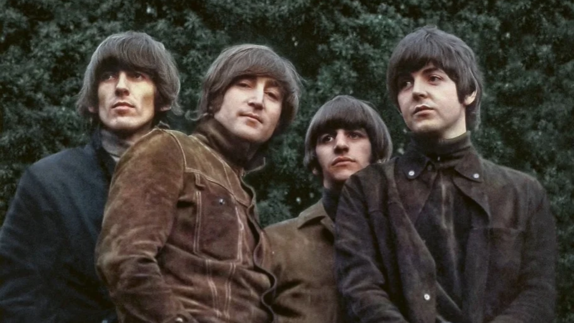 Os quatro integrantes dos Beatles posando juntos em fotografia utilizada na capa do álbum Rubber Soul, lançado em 1965.