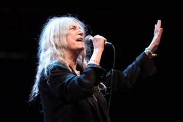 Patti Smith cantando ao vivo durante apresentação