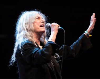 Patti Smith cantando ao vivo durante apresentação