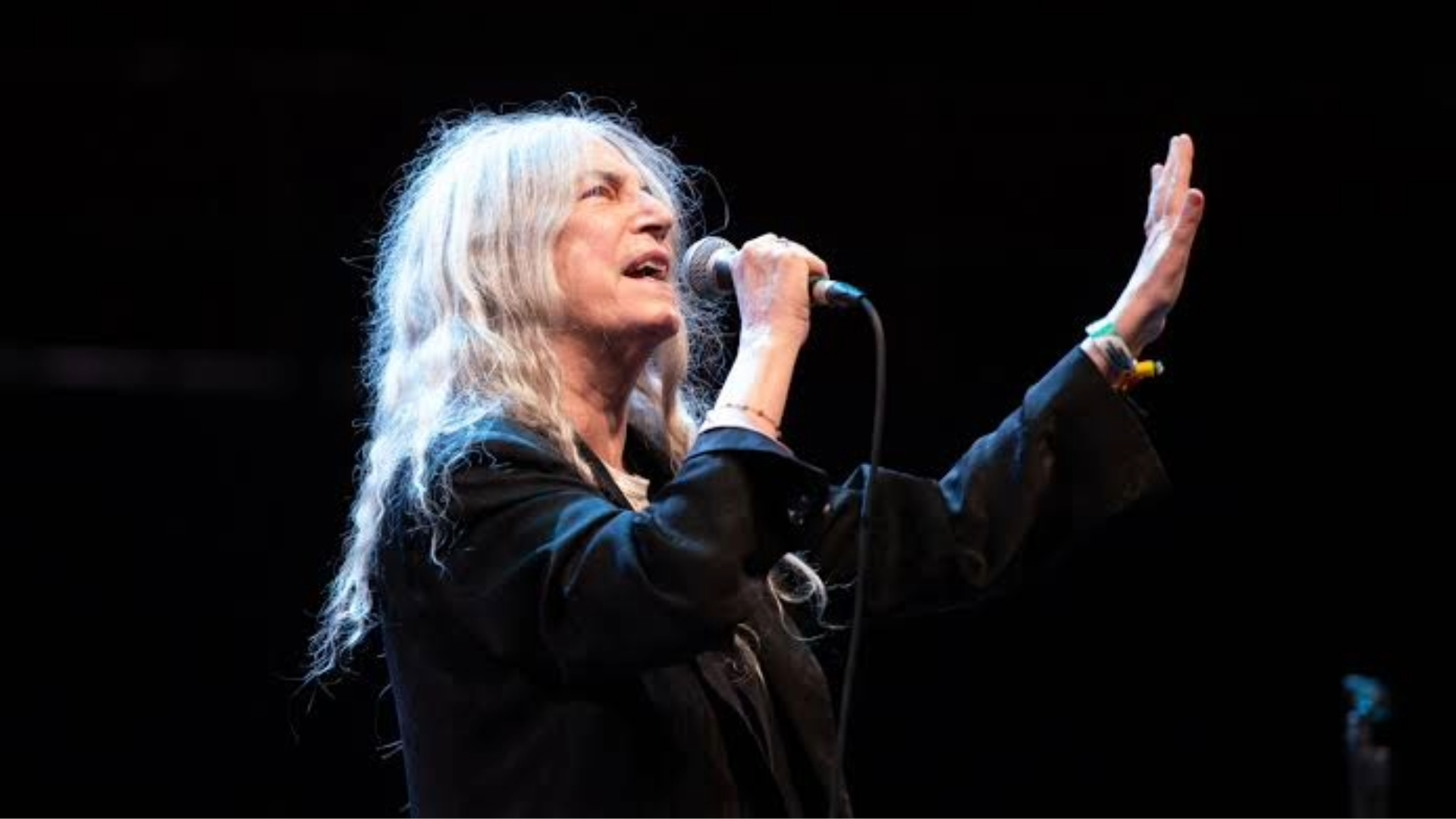 Patti Smith cantando ao vivo durante apresentação