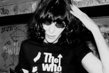 Joey Ramone usando óculos escuros em fotografia em preto e branco