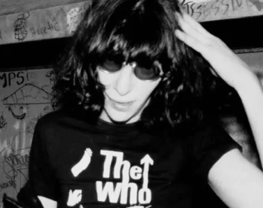 Joey Ramone usando óculos escuros em fotografia em preto e branco