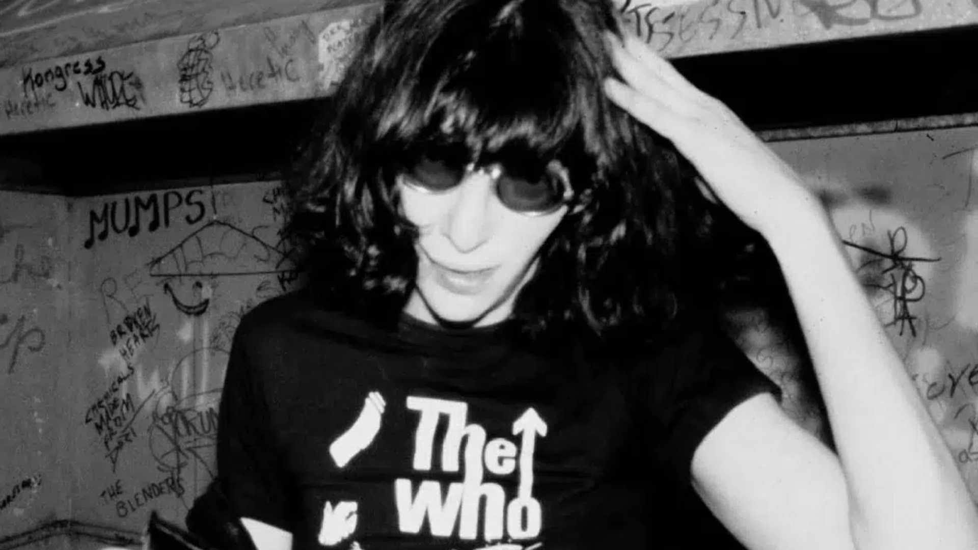 Joey Ramone usando óculos escuros em fotografia em preto e branco