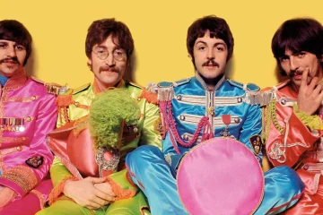 The Beatles com os figurinos coloridos da era Sgt. Pepper’s Lonely Hearts Club Band