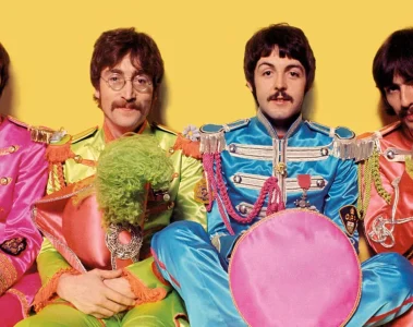The Beatles com os figurinos coloridos da era Sgt. Pepper’s Lonely Hearts Club Band