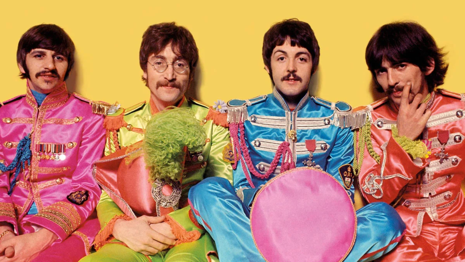 The Beatles com os figurinos coloridos da era Sgt. Pepper’s Lonely Hearts Club Band
